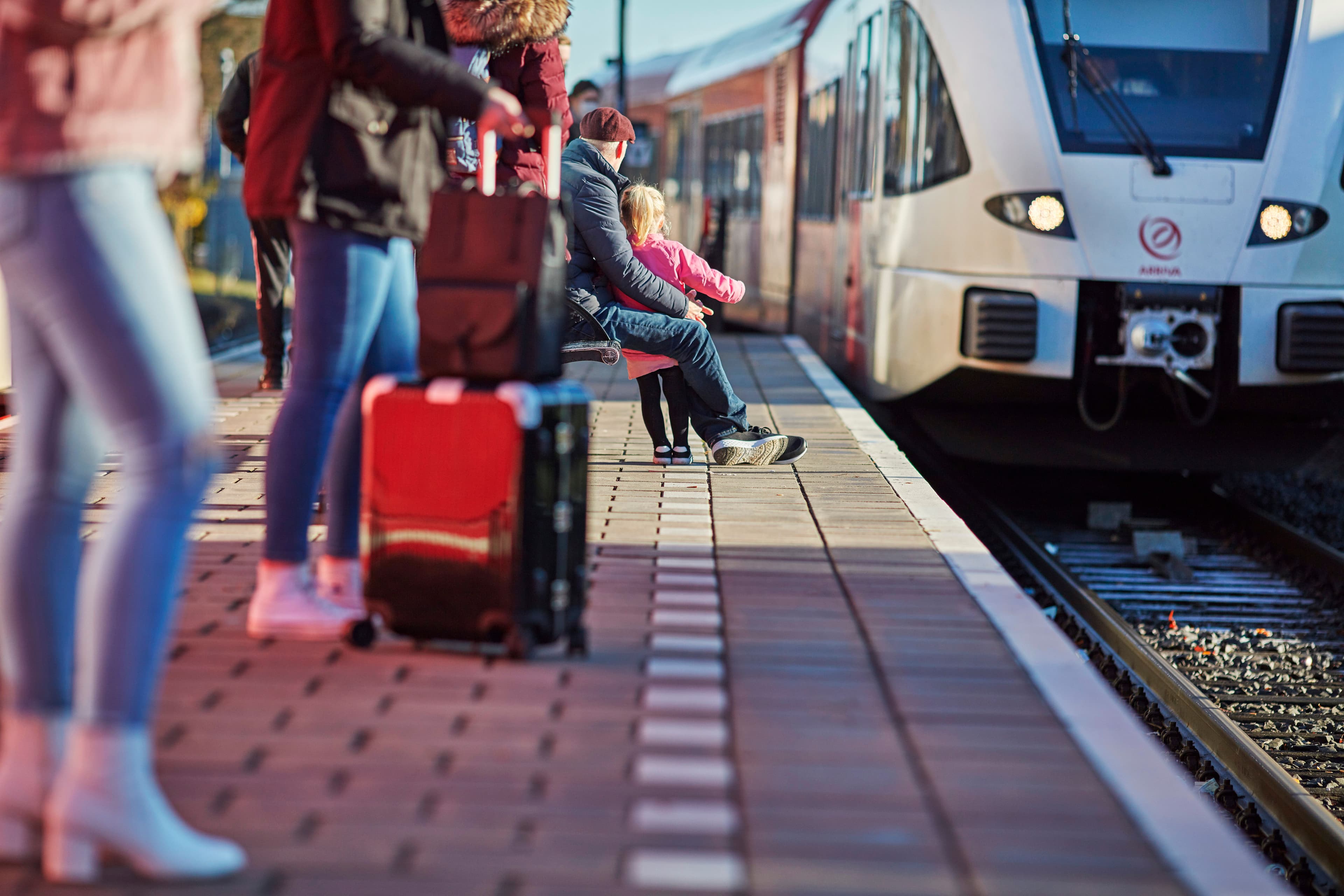 Trein komt aan op een perron