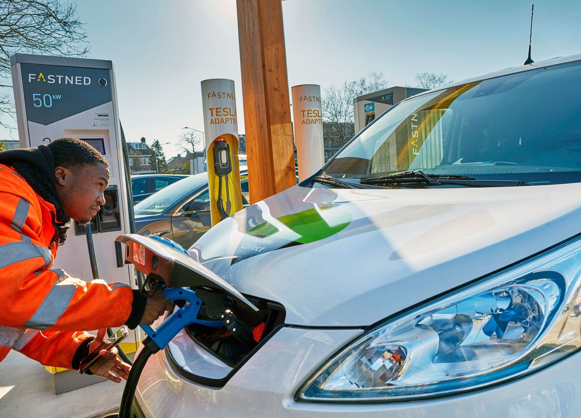 man laadt elektrische auto op