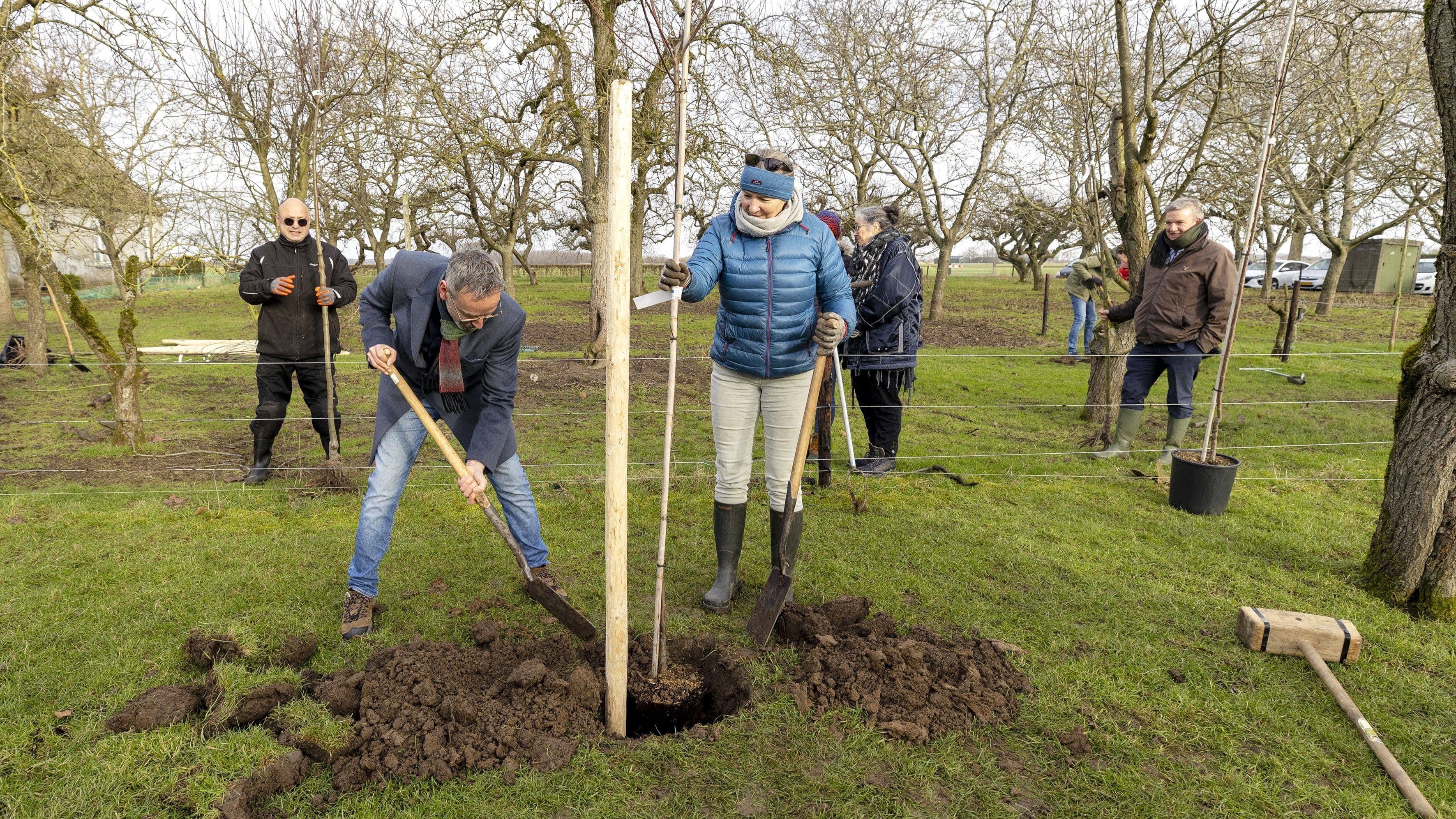 Gedeputeerde en deelnemers burgerberaad Klimaat planten bomen