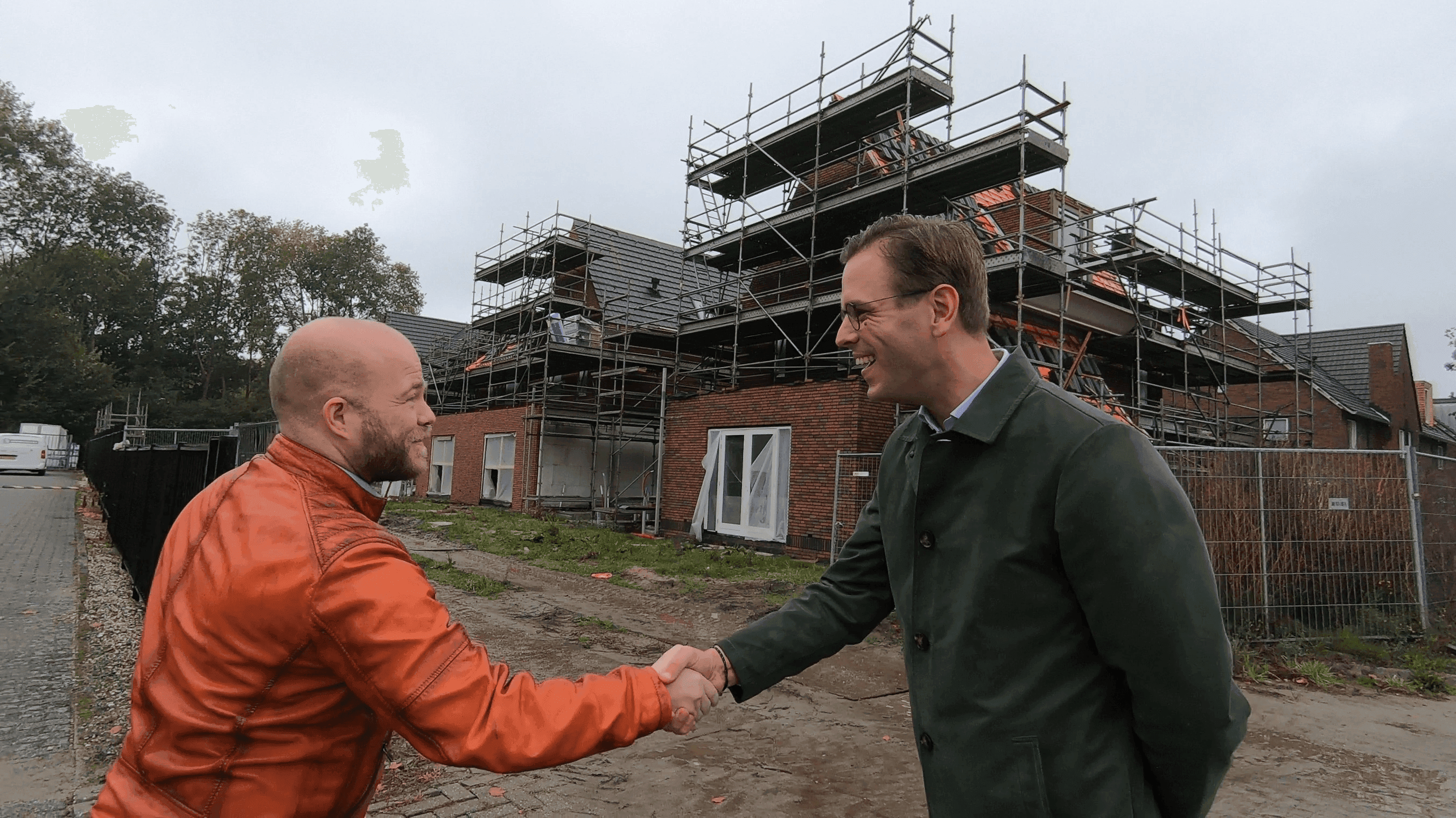 Peter Kerris schud een ander persoon de hand voor een bouwplaats