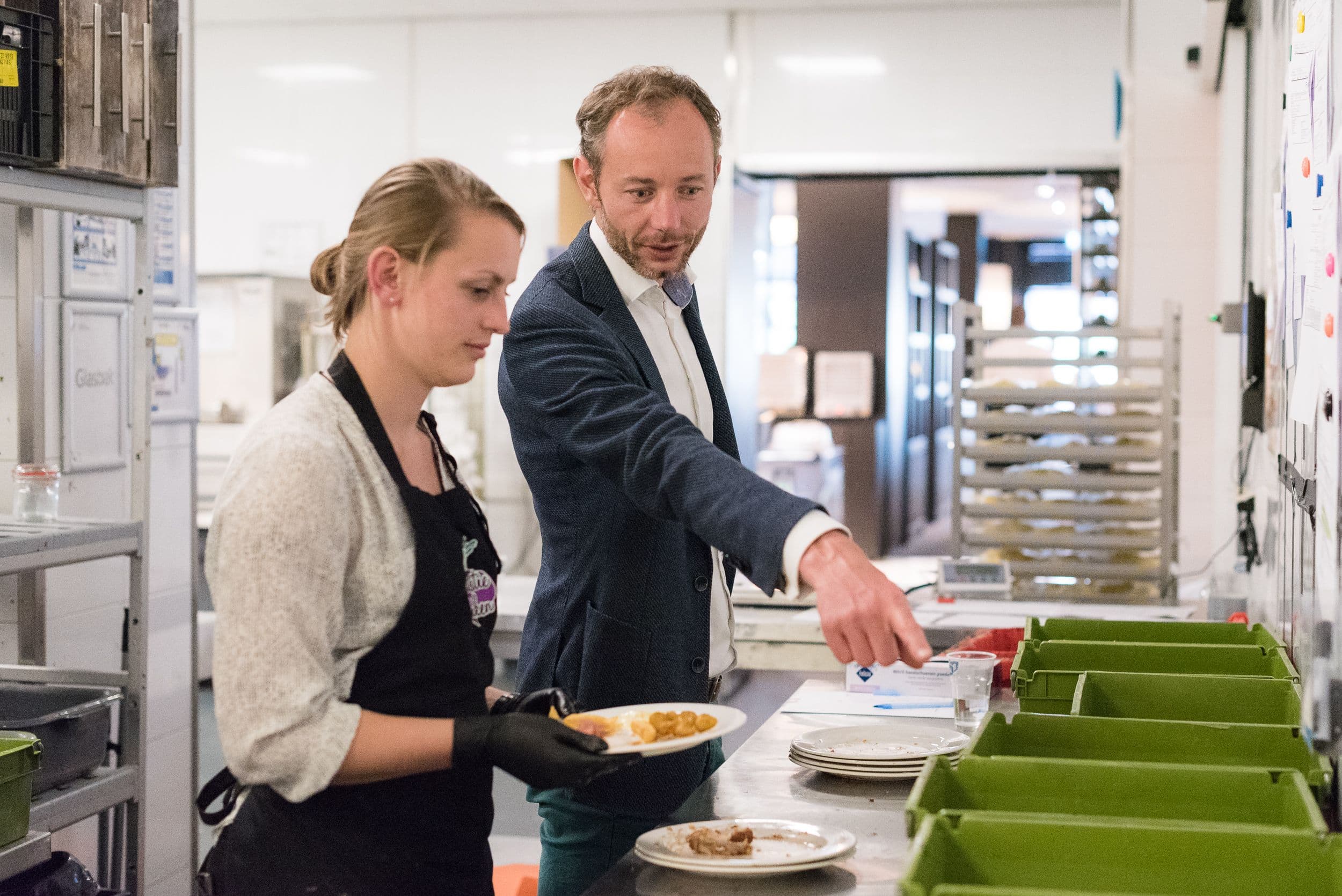 man en vrouw in bedrijfsrestaurant