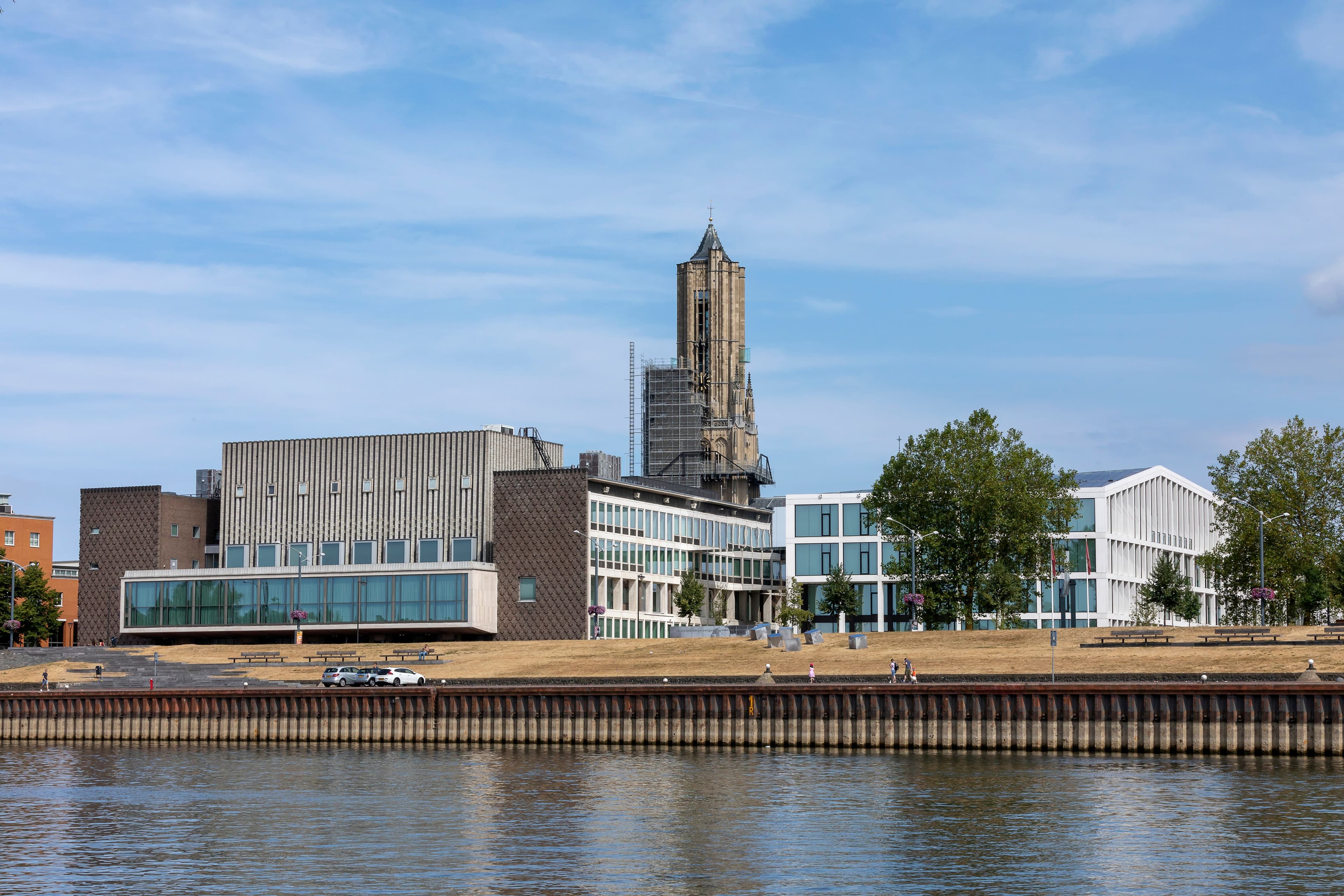 HdP vanaf overkant van de Rijn