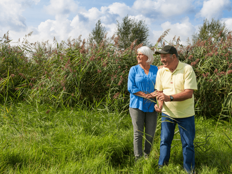 man en vrouw in de natuur