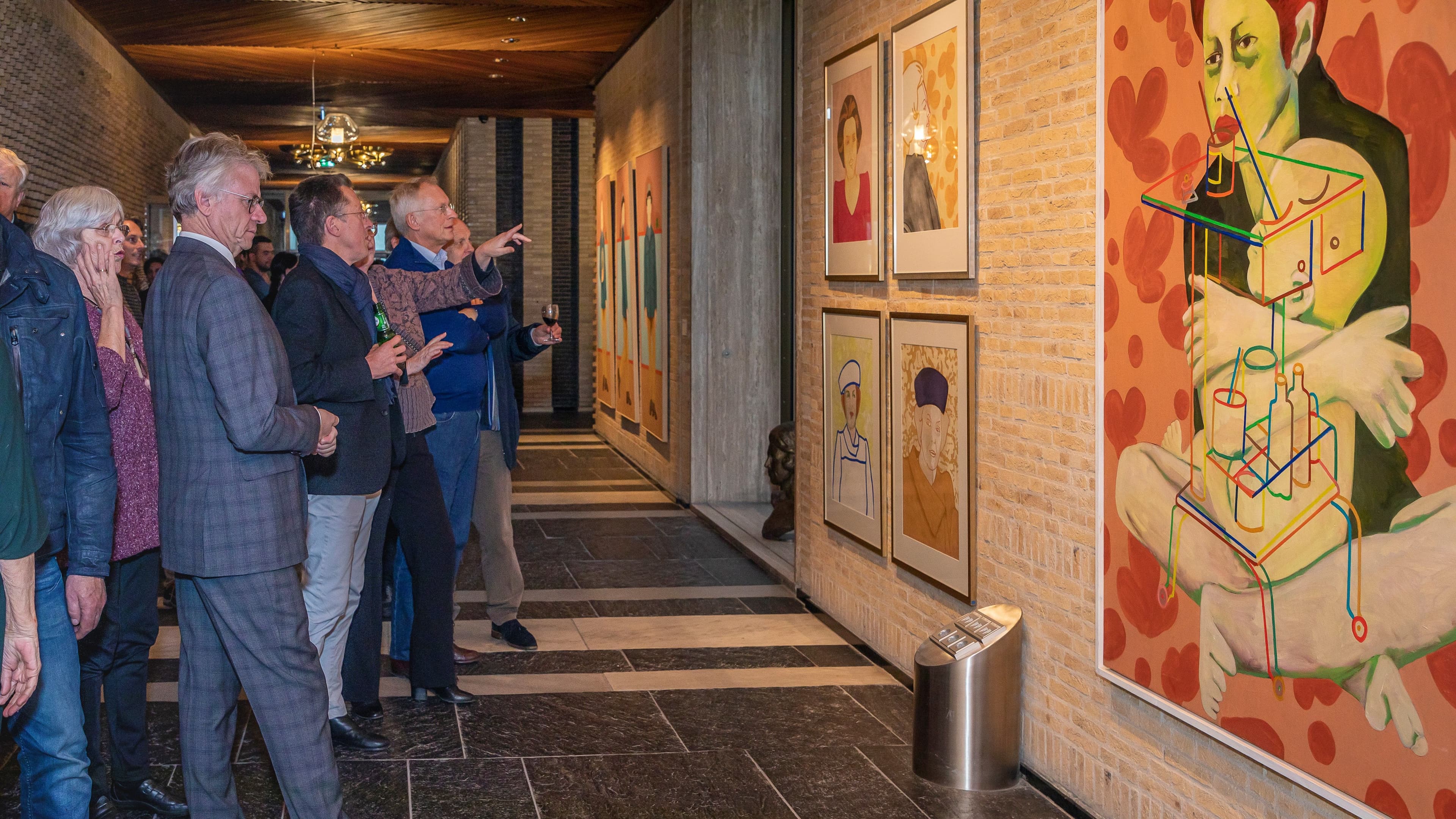 CvdK en bezoekers bekijken kunst in Huis der Provincie