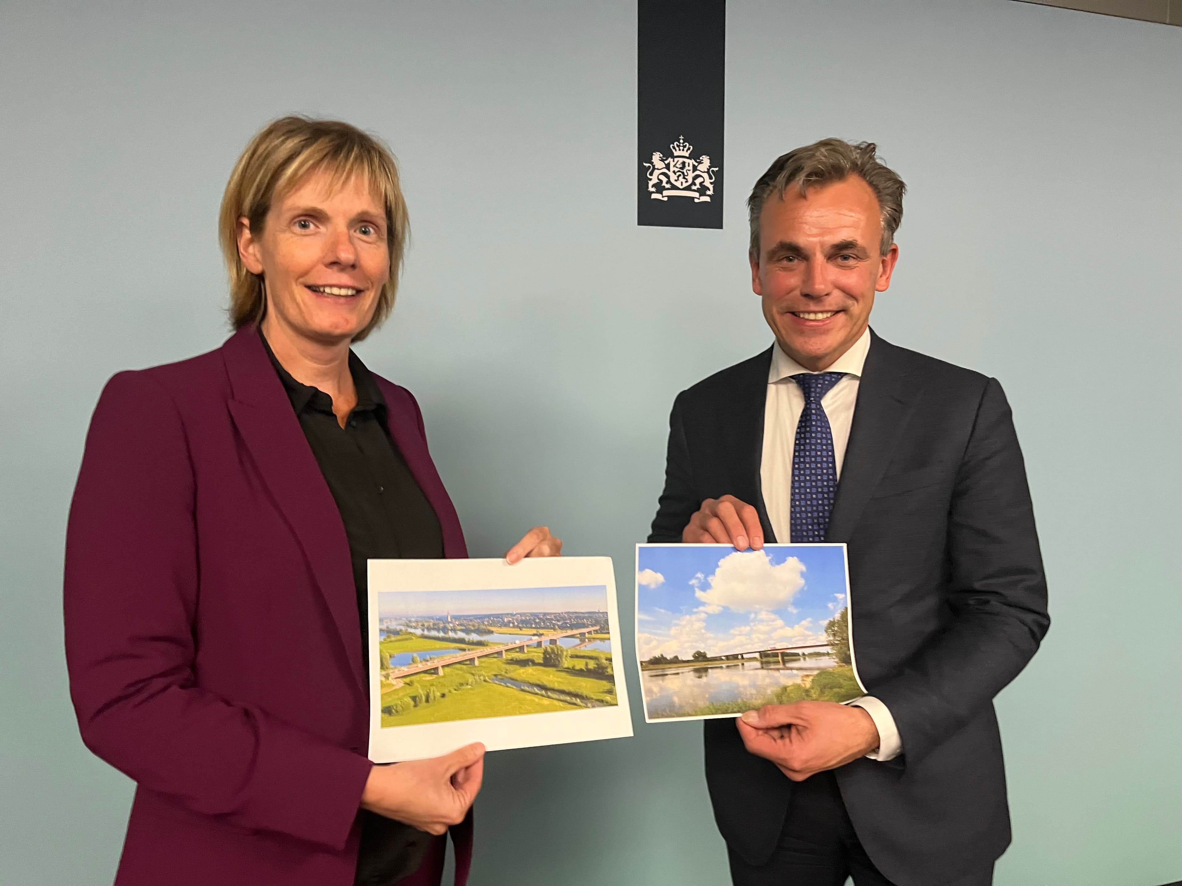 Mark Harbers en Helga Witjes poseren met foto's