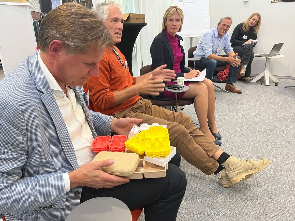 Mensen zitten naast elkaar op een stoel