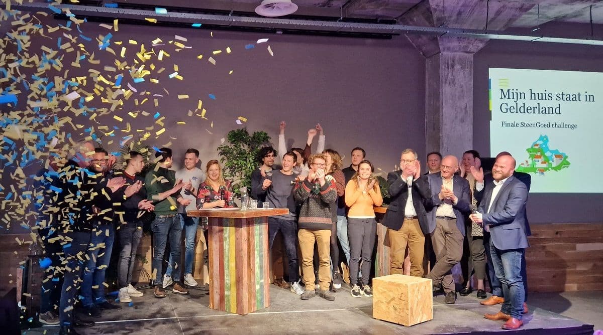 Groep mensen op een podium