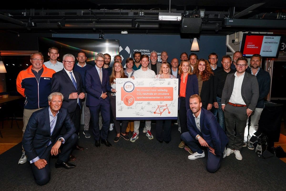 Groep mensen poseren voor de foto