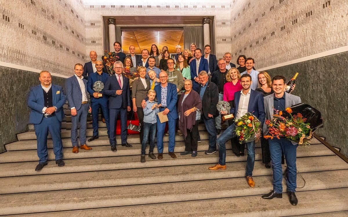 vertegenwoordigers_van_de_winnende_familiebedrijven_en_de_overige_4_finalisten,_samen_met_de_commissaris_van _de_Koning