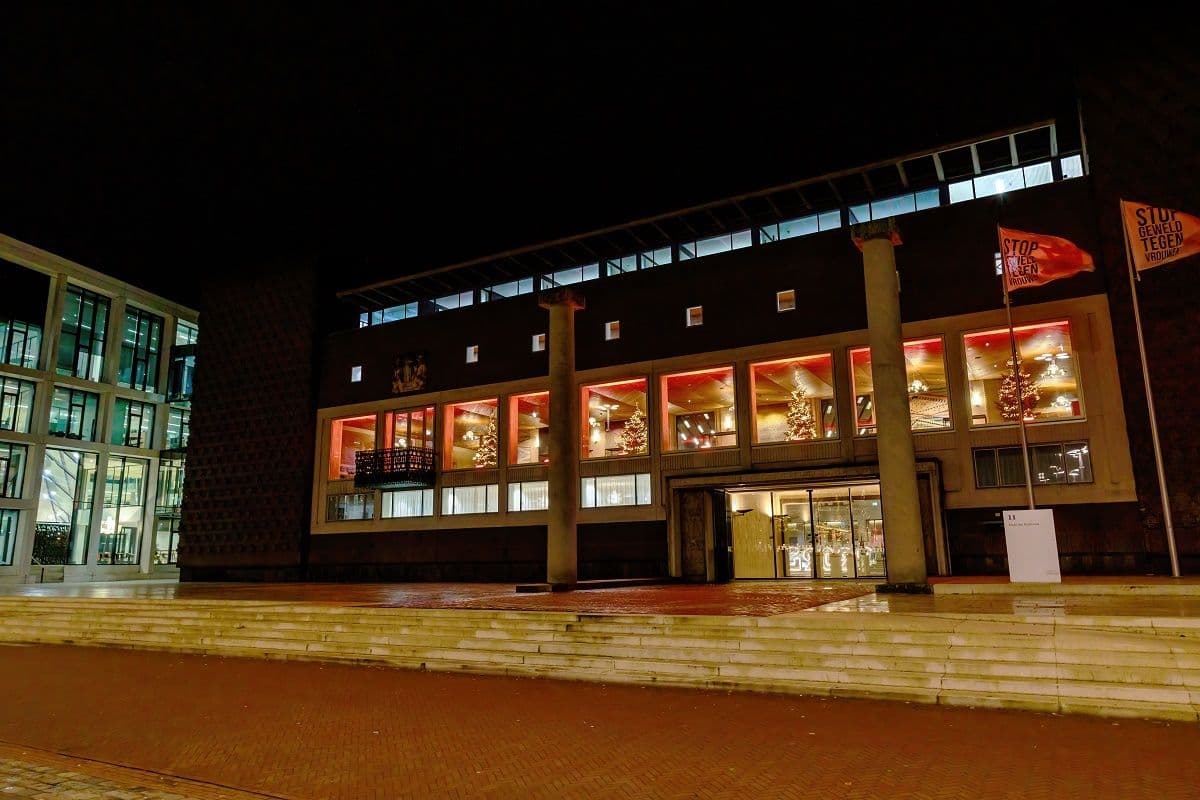 Provinciehuis_met_oranje_verlichting
