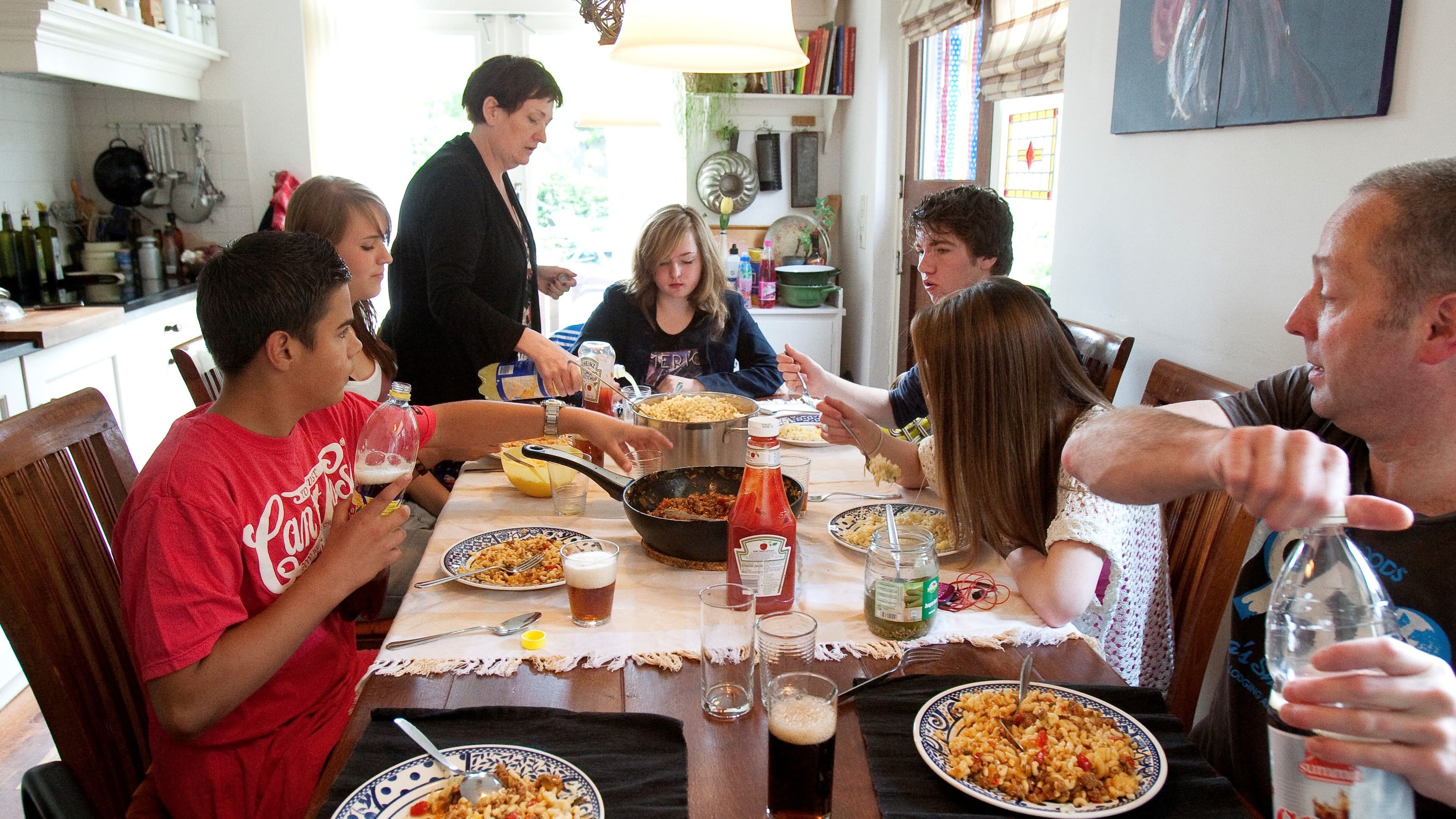 Gezin dineert aan tafel