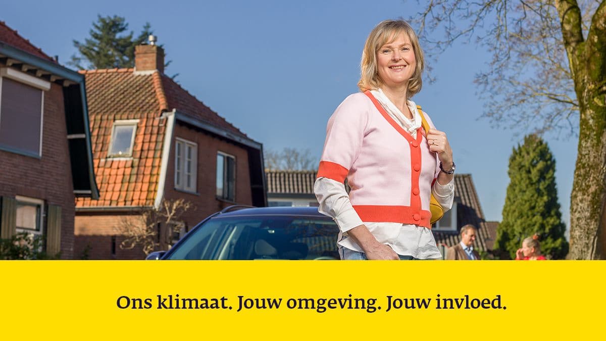 vrouw met deelauto op de achtergrond