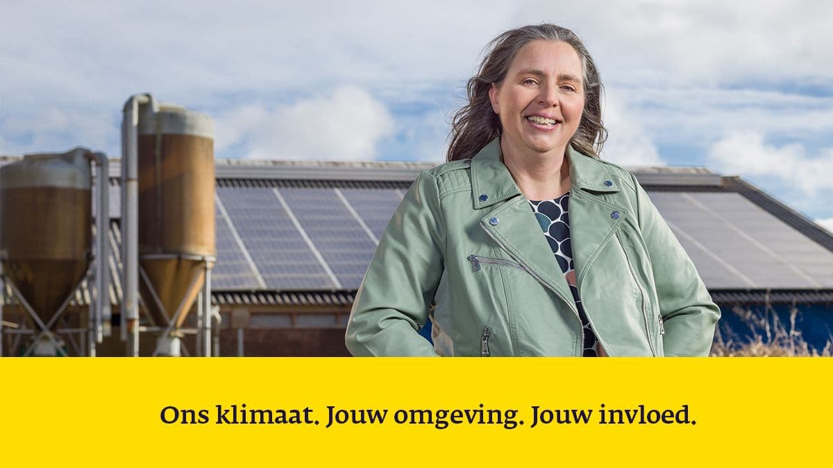 vrouw voor dak met zonnepanelen
