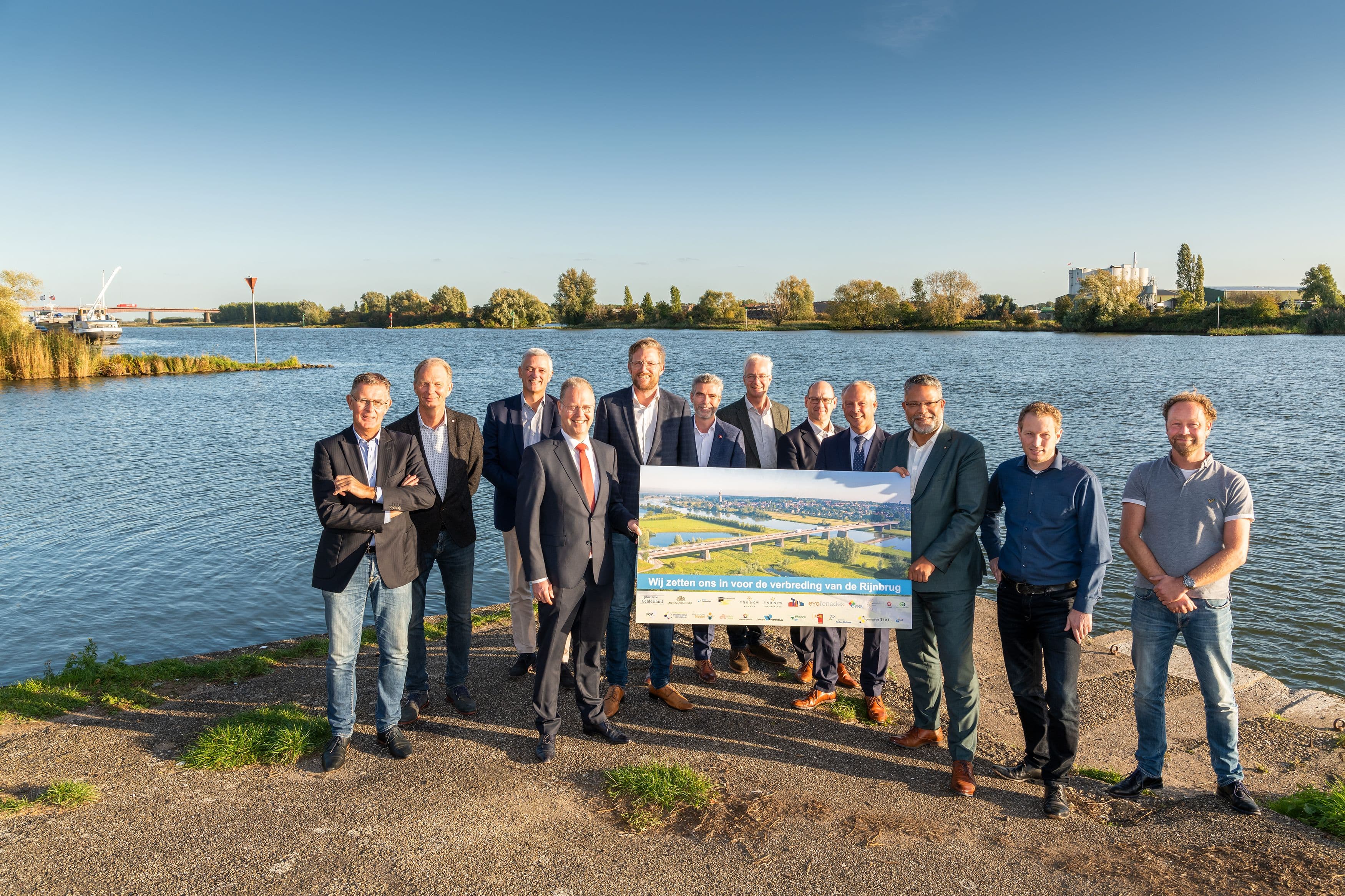 Groep mensen met een bord waar het plan op staat
