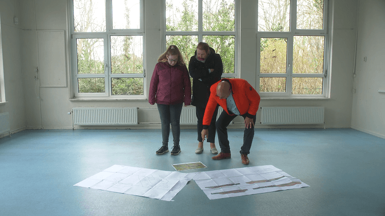 3 mensen kijken bij bouwtekeningen van de Plantaan