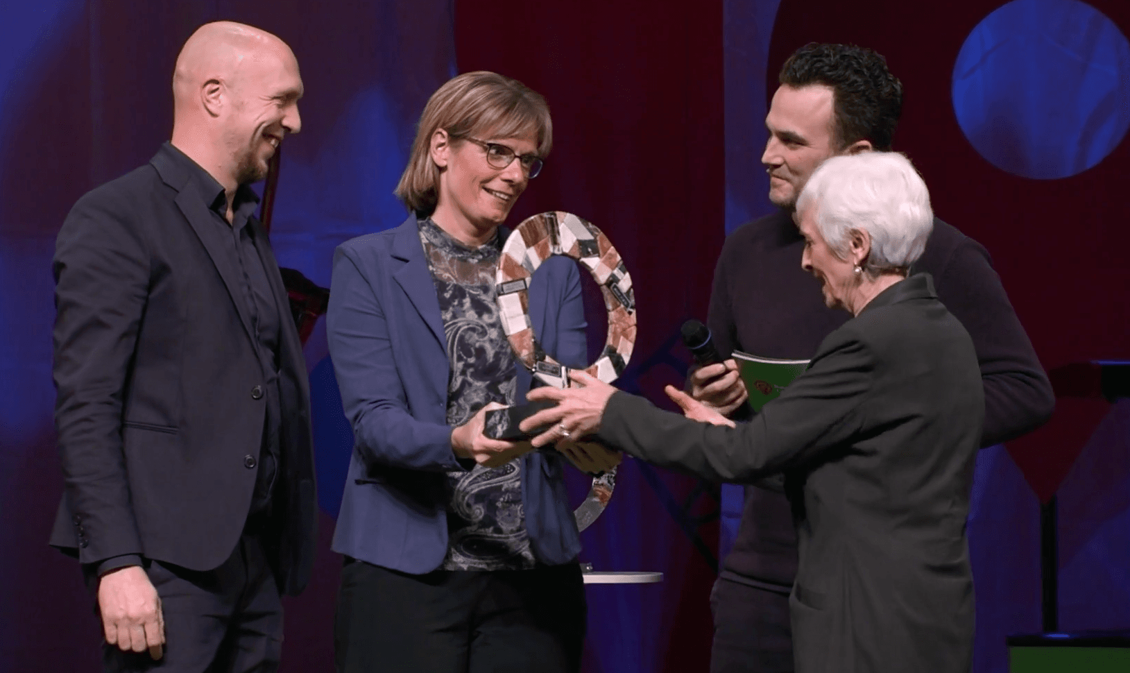 Helga_Witjes_neemt_prijs_in_ontvangst