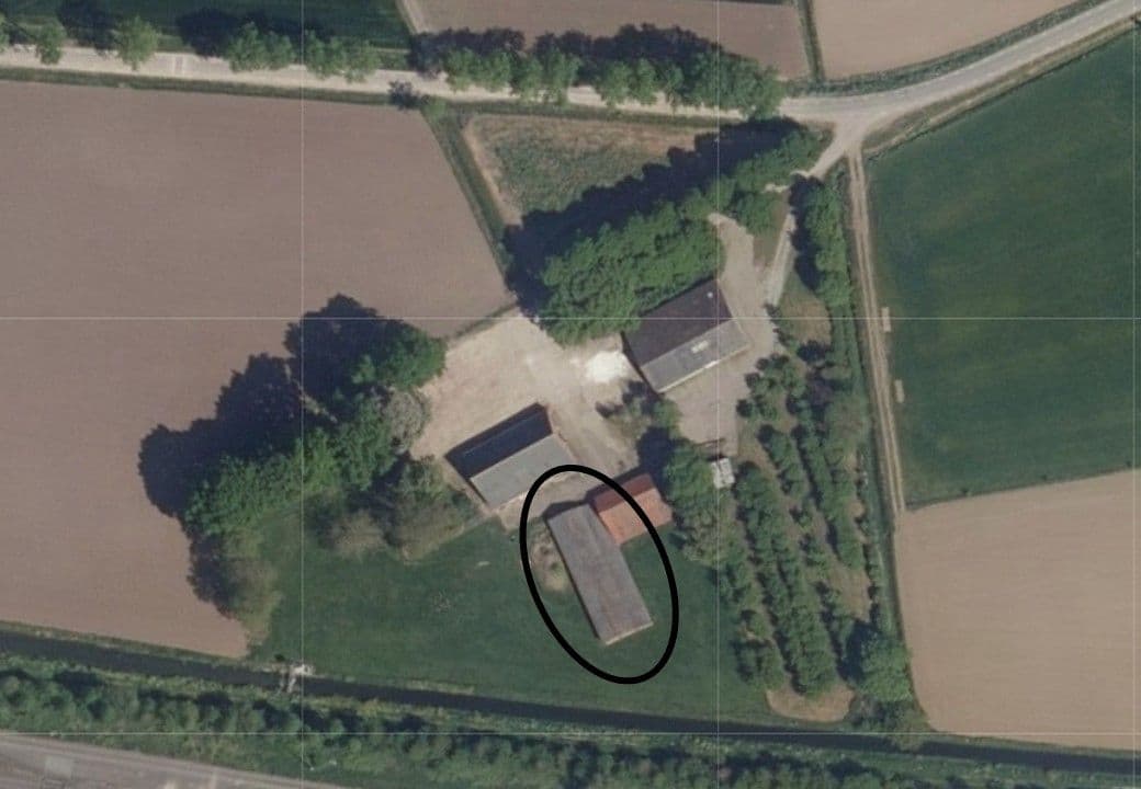 Luchtfoto van de Reethsestraat 23 met daarop een omcirkelde schuur