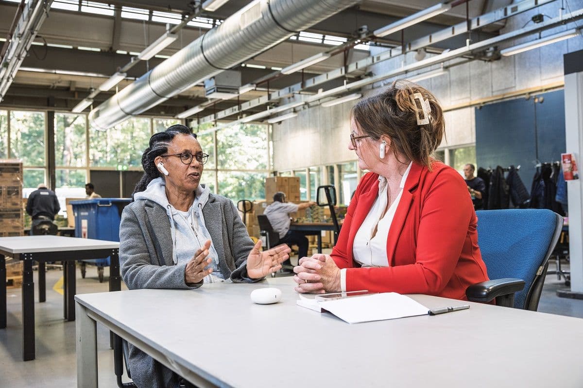 2 vrouwen zijn aan het praten