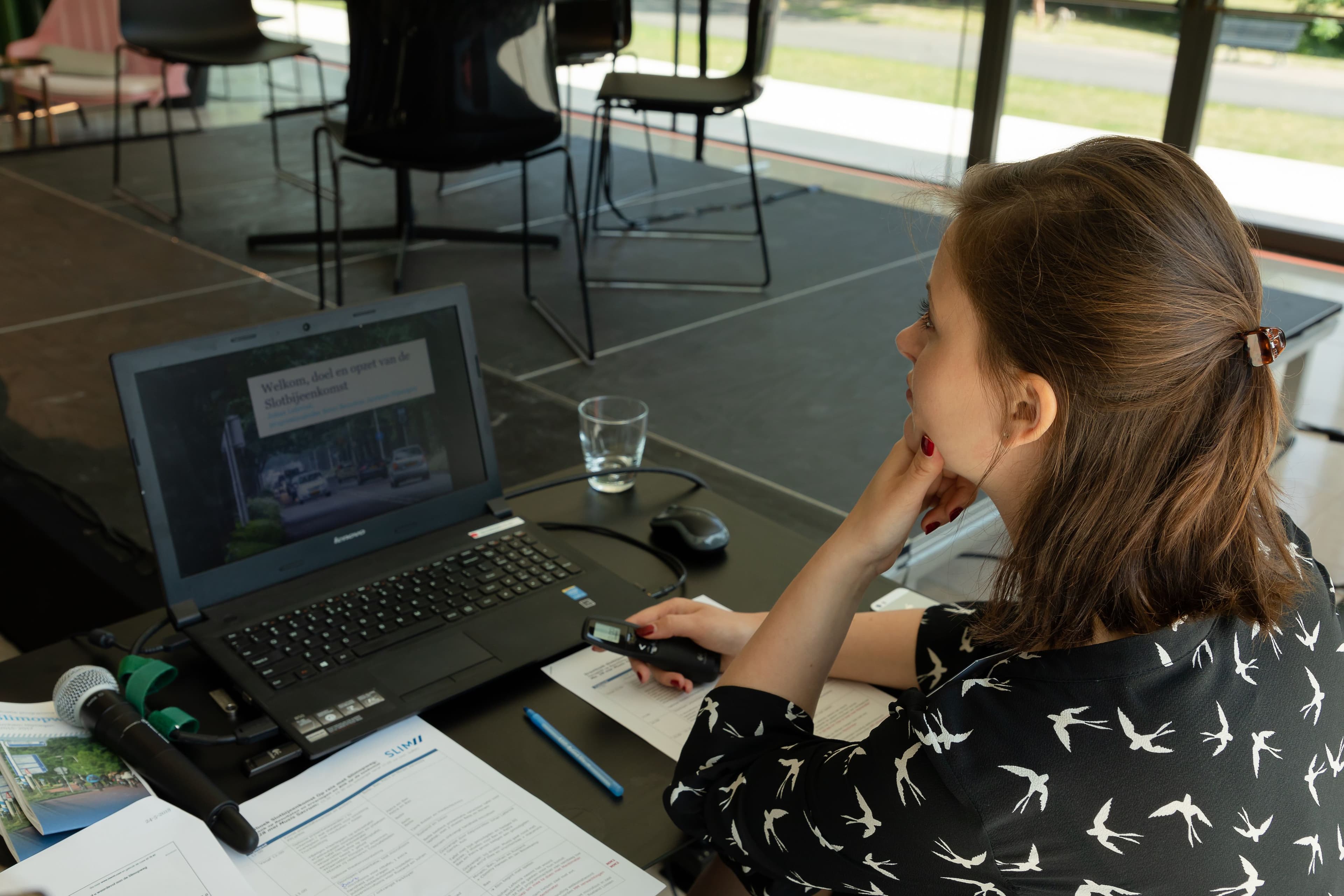 Dame achter een laptop