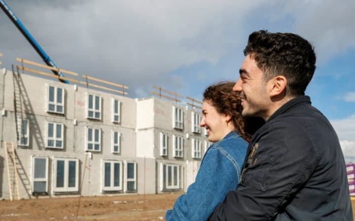 Jongen en meisje kijken bij nieuwbouwproject