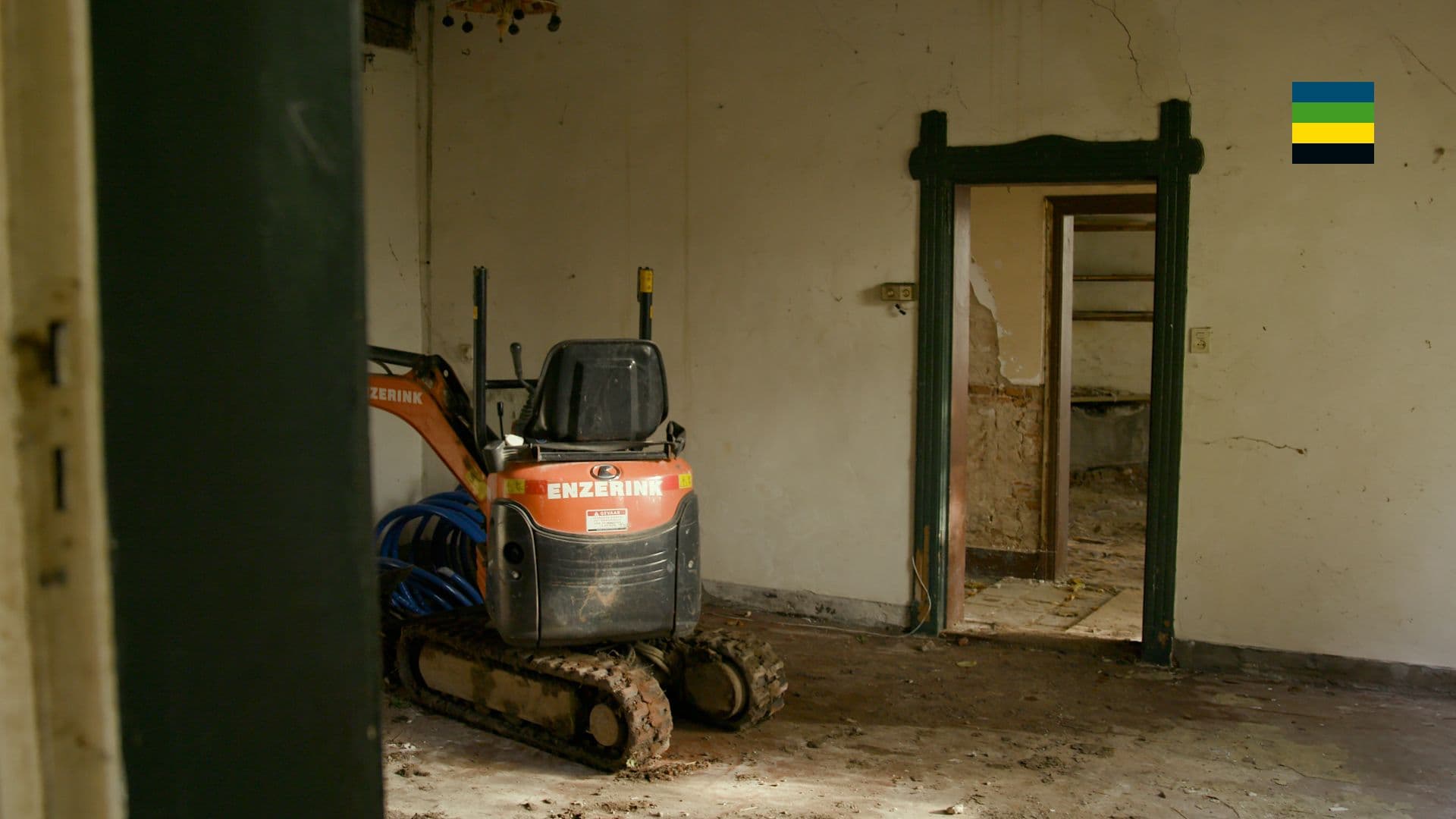 Een oude boerderij die verbouwd wordt