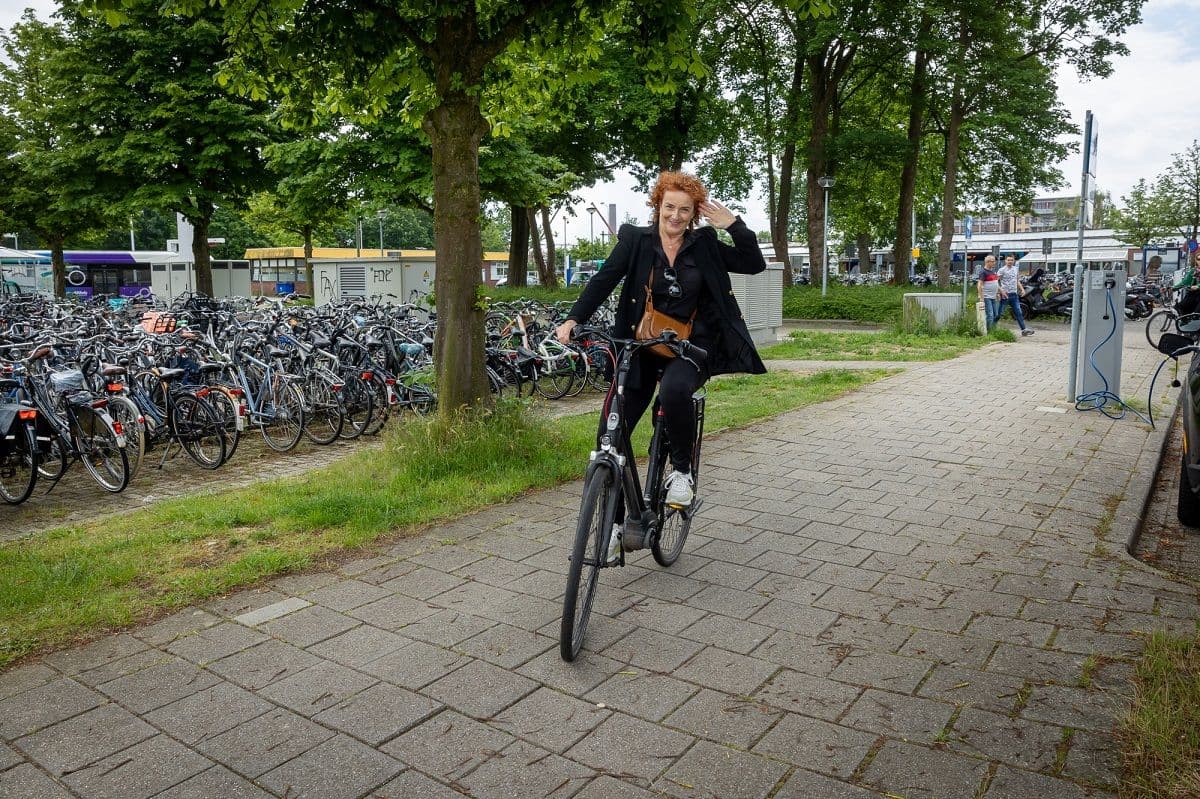 Vrouw op fiets