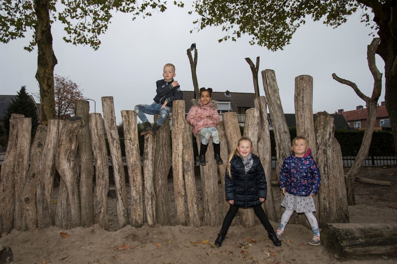 Kinderen staan op boomstam