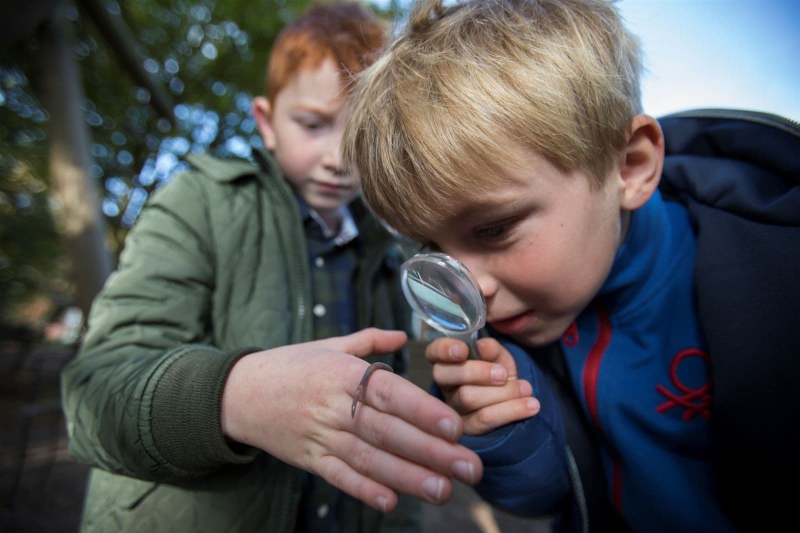 Jongetje kijkt door vergrootglas