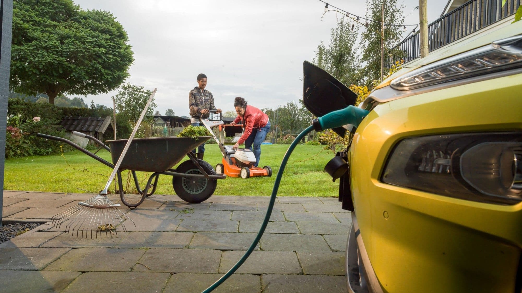auto wordt elektrisch opgeladen