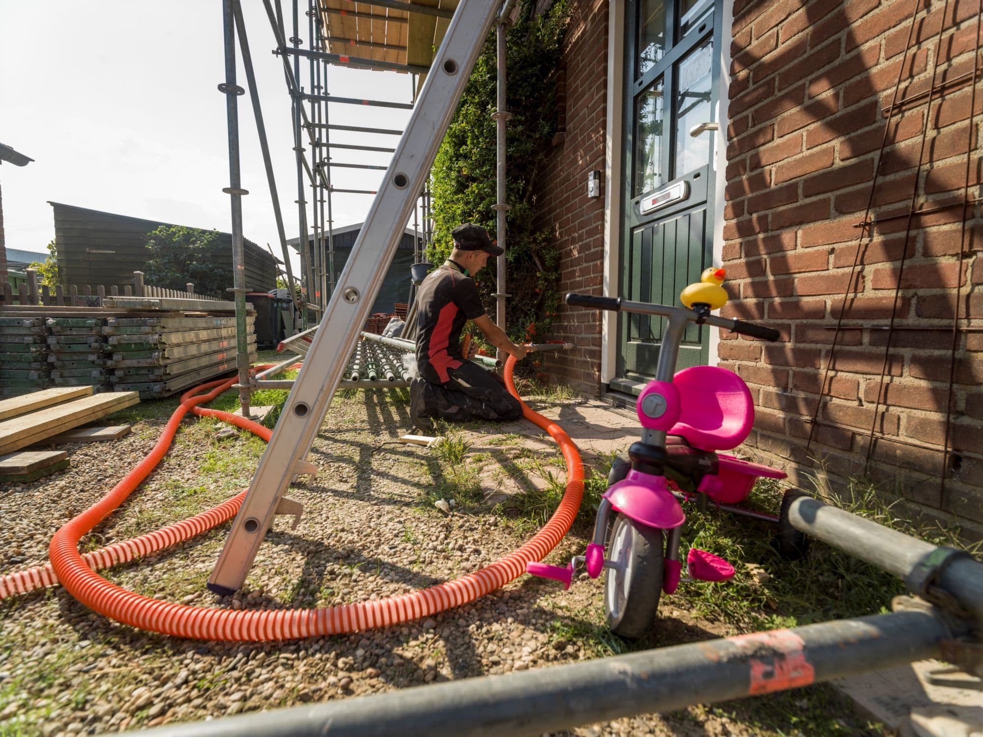 Installateur isoleert spouwmuur buitengevel