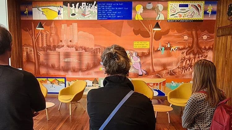 Mensen bewonderen een kunstwerk