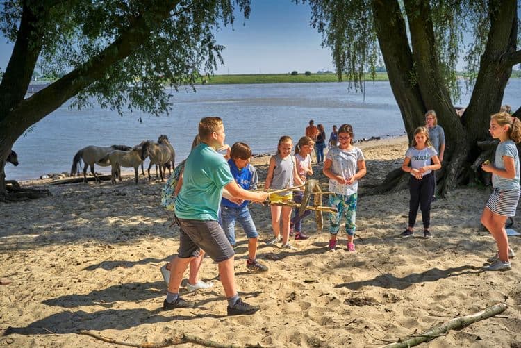 kinderen bij het water