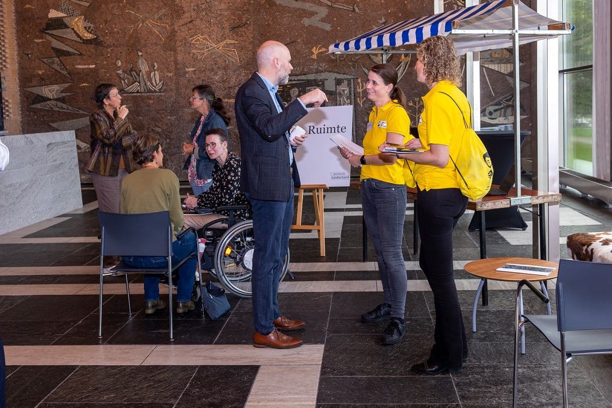 mensen_in_gesprek_in_tijdens_participatiemarkt.jpg