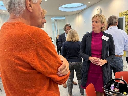 Helga praat met mensen