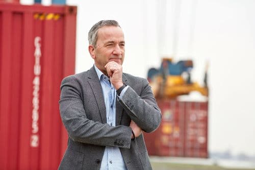 Eric Oomen met op de achtergrond transportcontainers