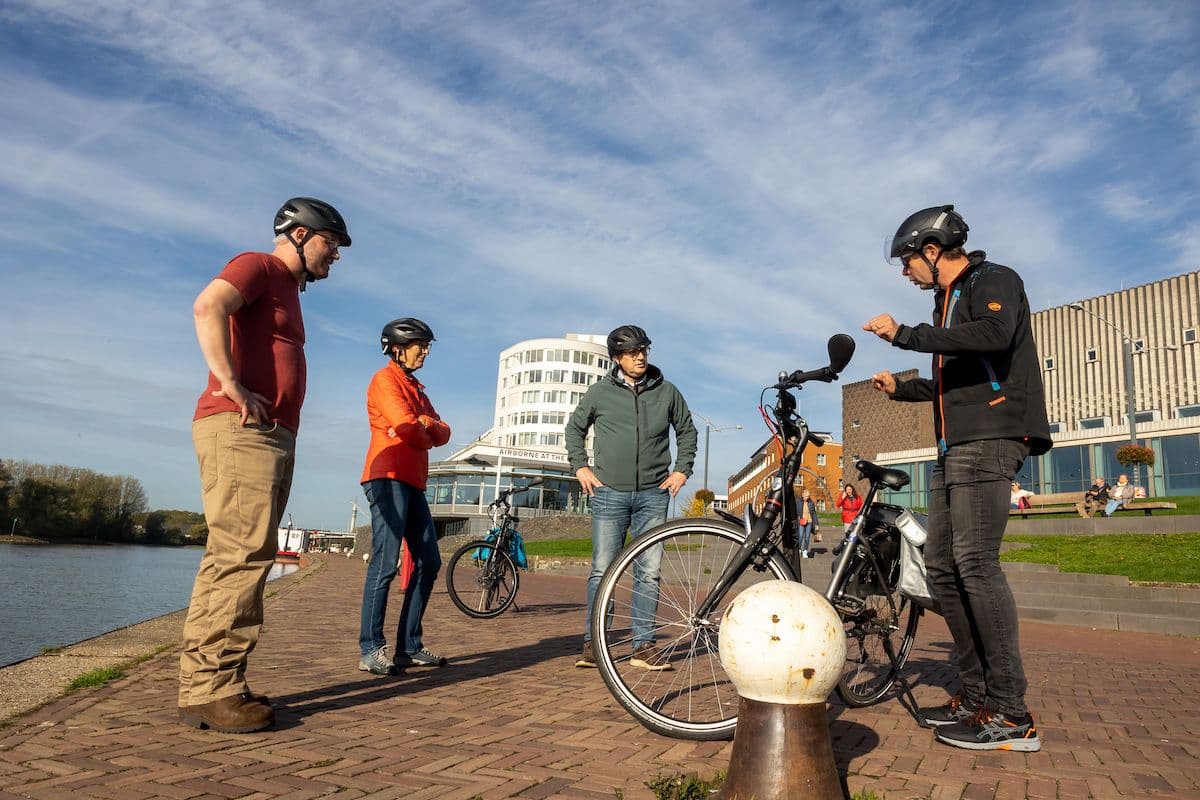 Een groep mensen krijgt uitleg over de speedpedelec