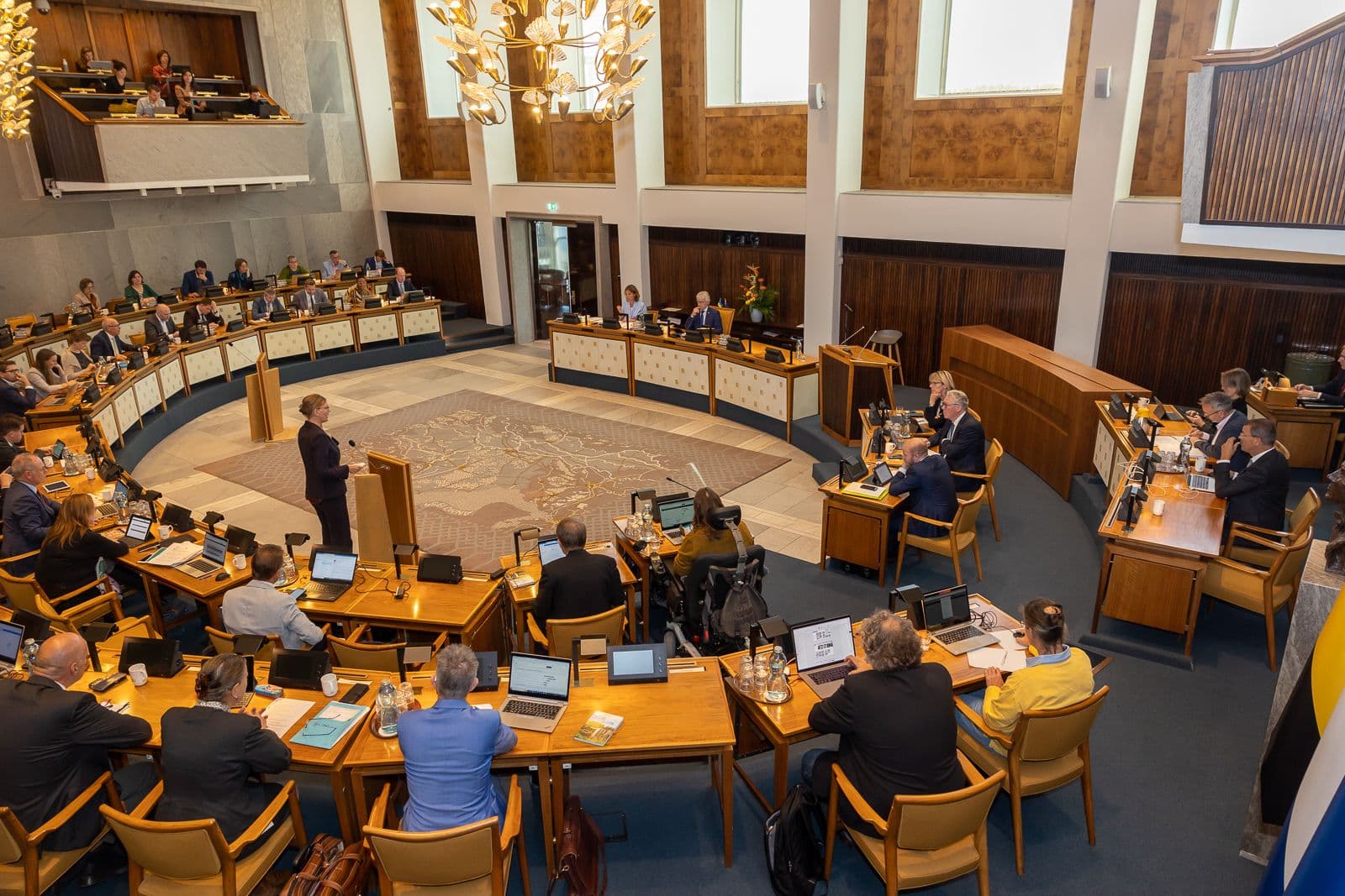 statenleden zitten in de statenzaal