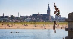 Kinderen springen in het water