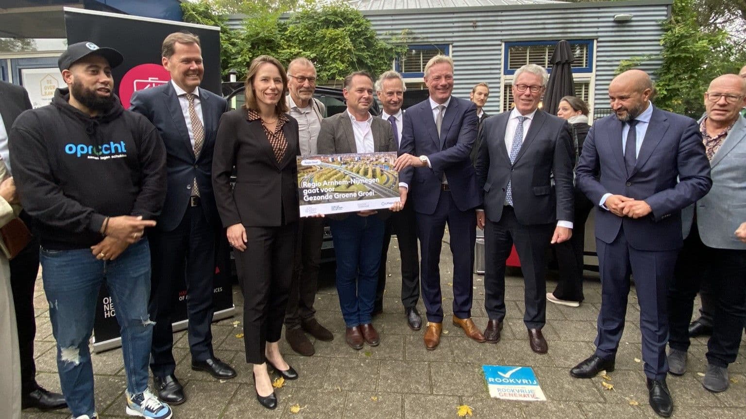 Minister Bruin Slot tijdens het werkbezoek neemt een cheque voor een Regiodeal in ontvangst