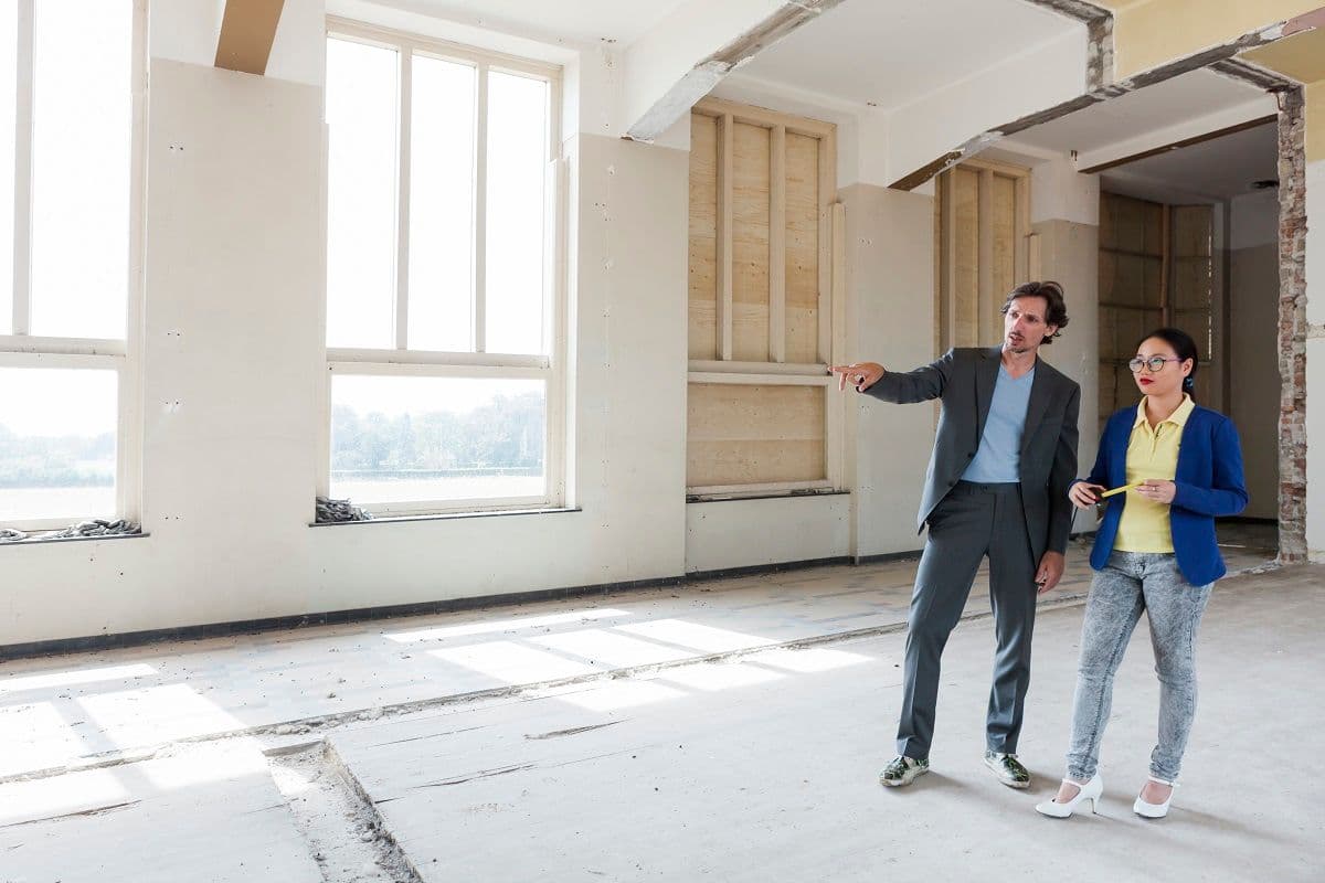 Man laat woning van binnen zien.
