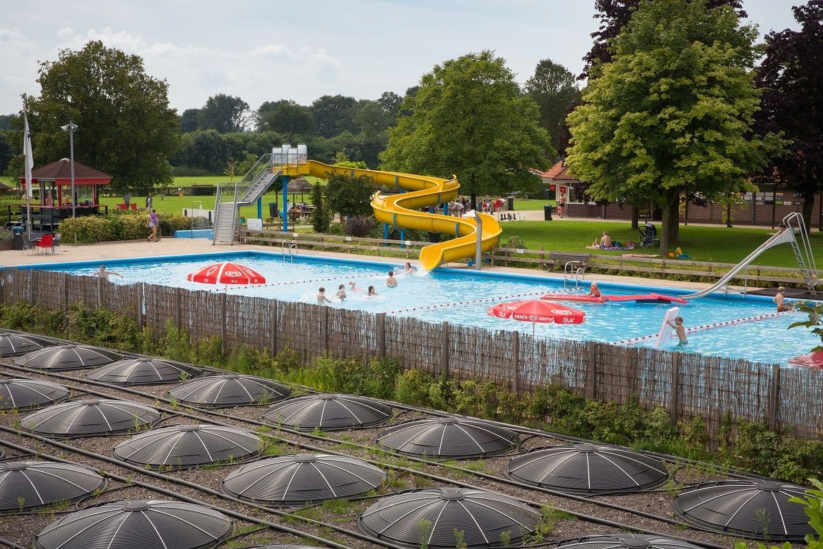 Zwembad met glijbaan