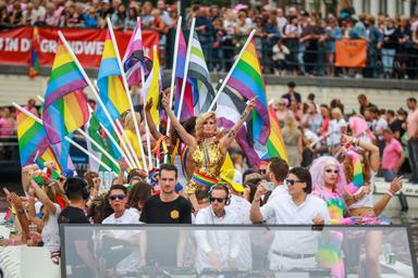 Feestende mensen op een boot, tijdens Canal Pride in Amsterdam
