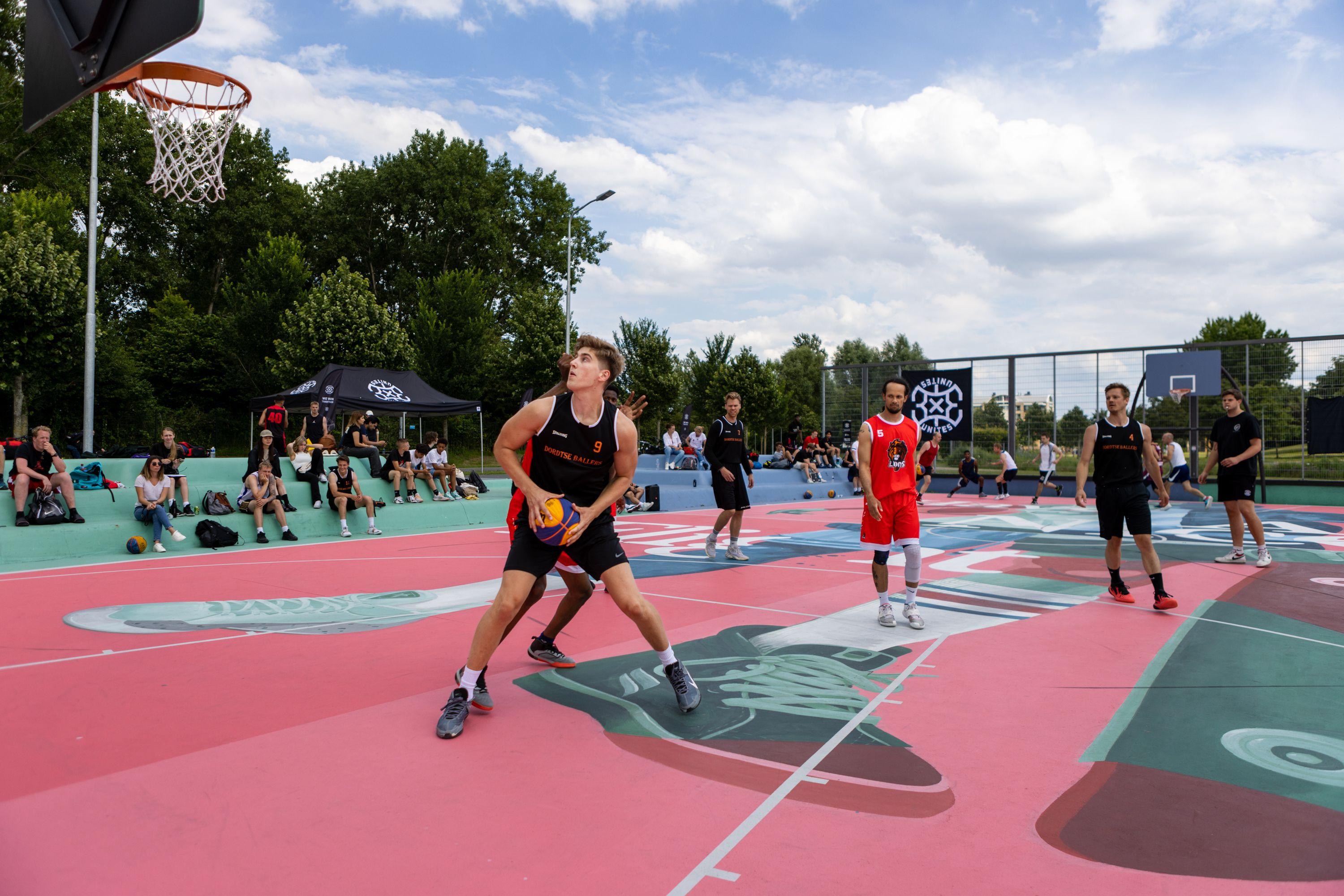 Basketballers in actie op een 3x3 basketbalveld