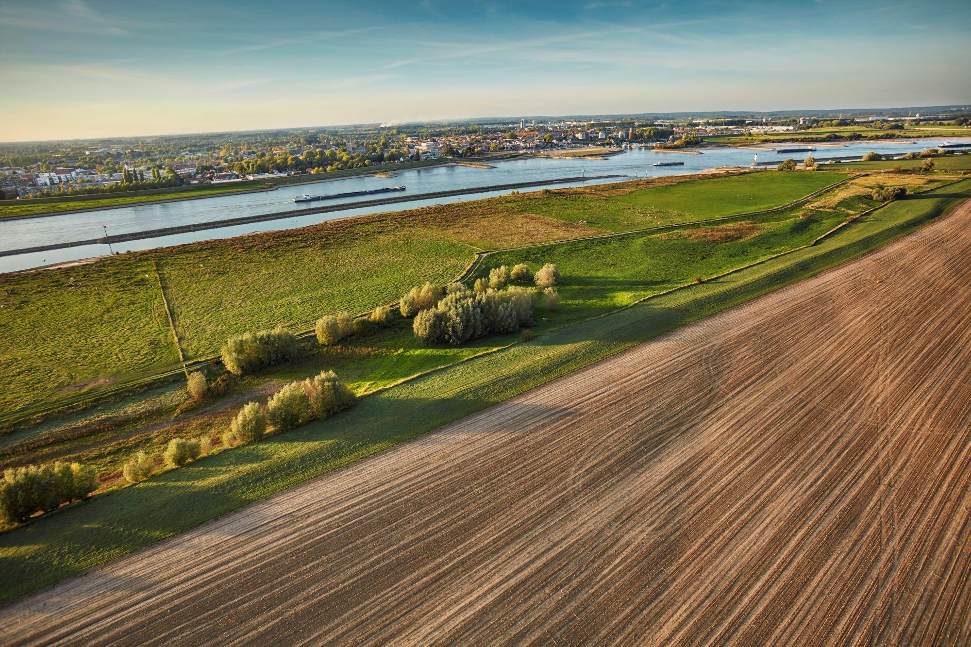 Luchtfoto van rivier en landbouwgrond in Gelderland