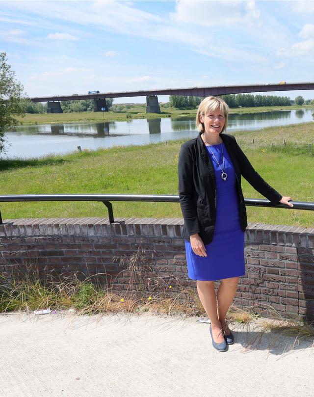 Helga Witjes op de brug