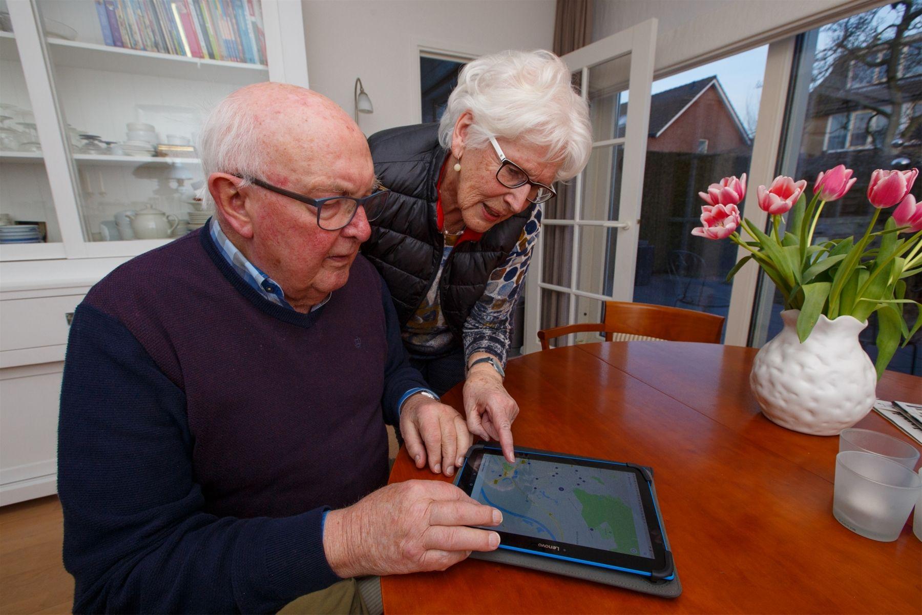 Ouderen met tablet