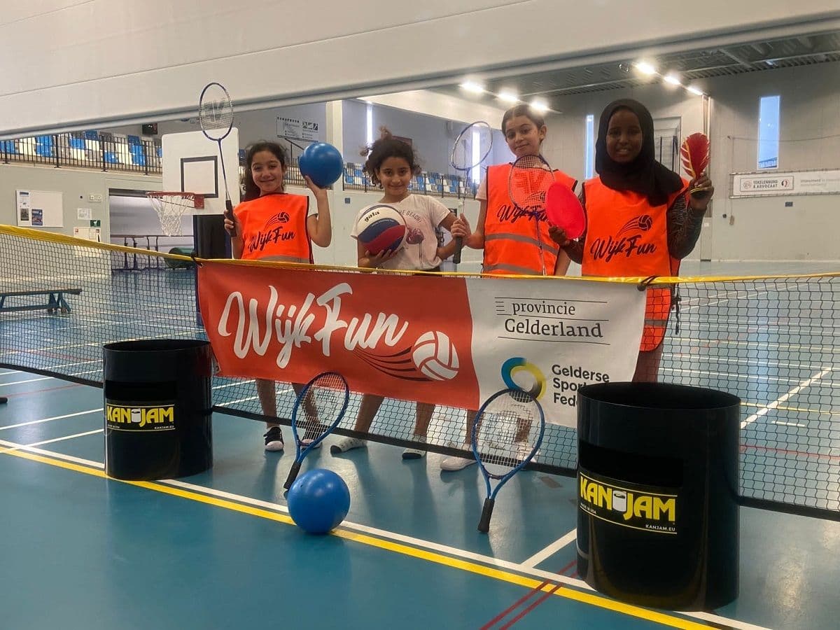 meisjes_met_ballen_en_rackets_in_sportzaal