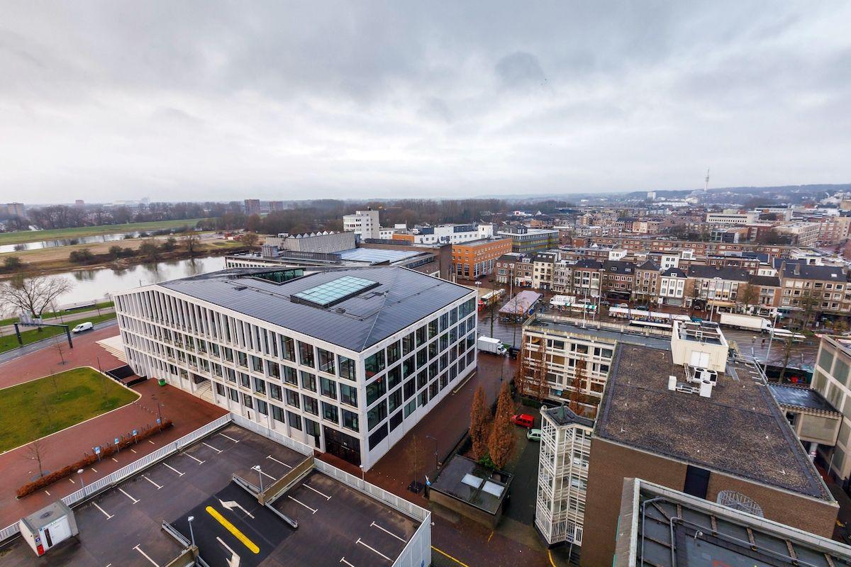 Luchtfoto van het provinciehuis, met Arnhem op de achtergrond