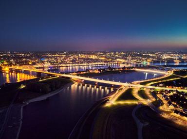 Luchtfoto van Nijmegen bij nacht