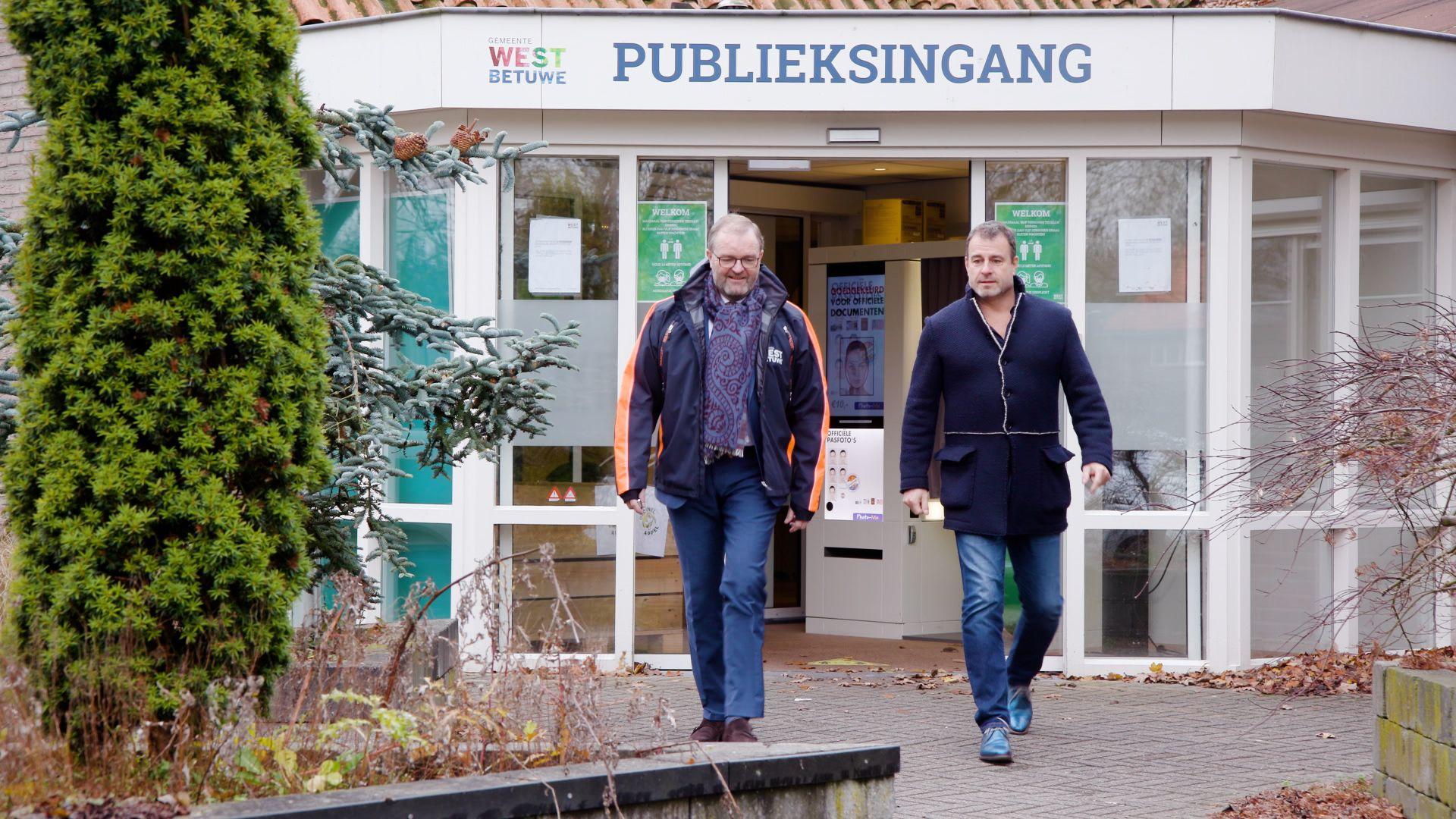 2 mannen verlaten publieksbalie gemeente West Betuwe